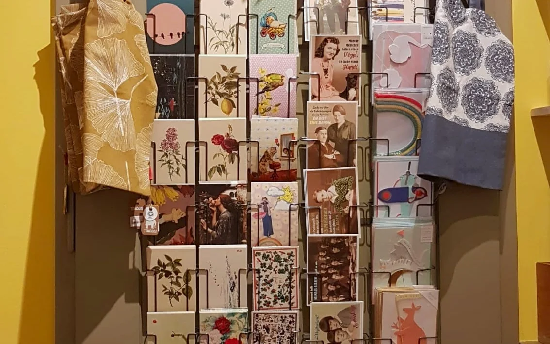 Reich bestückter Postkartenständer und Papeterieartikel