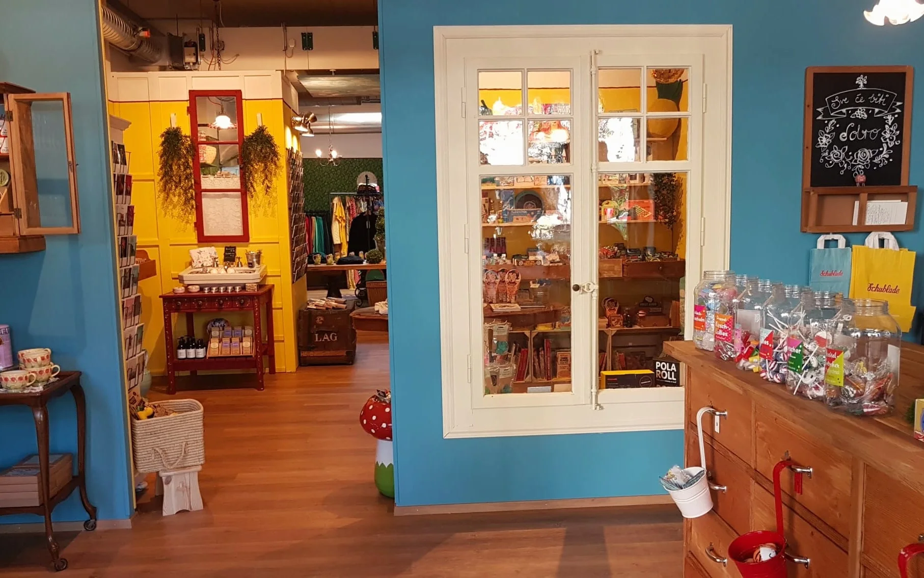 Blick in den farbenfrohen Laden der Schublade mit Geschenken und Mode